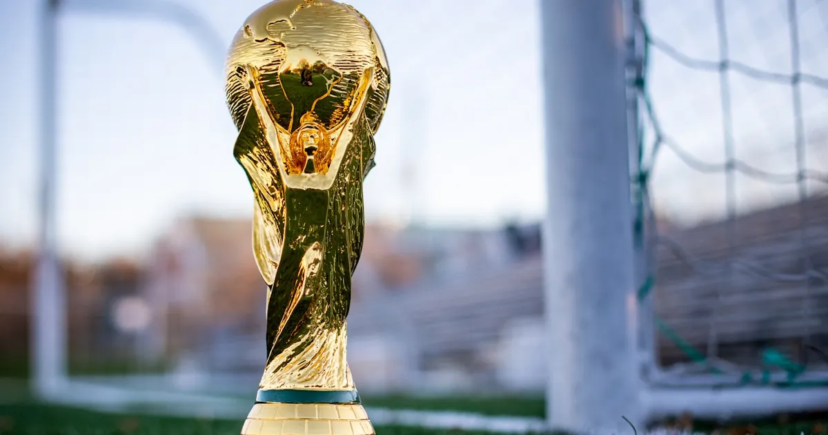 Lionel Messi z Pucharem Świata FIFA na Mistrzostwach Świata 2022 w Katarze